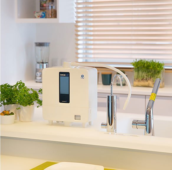 Leveluk K8 on a kitchen counter